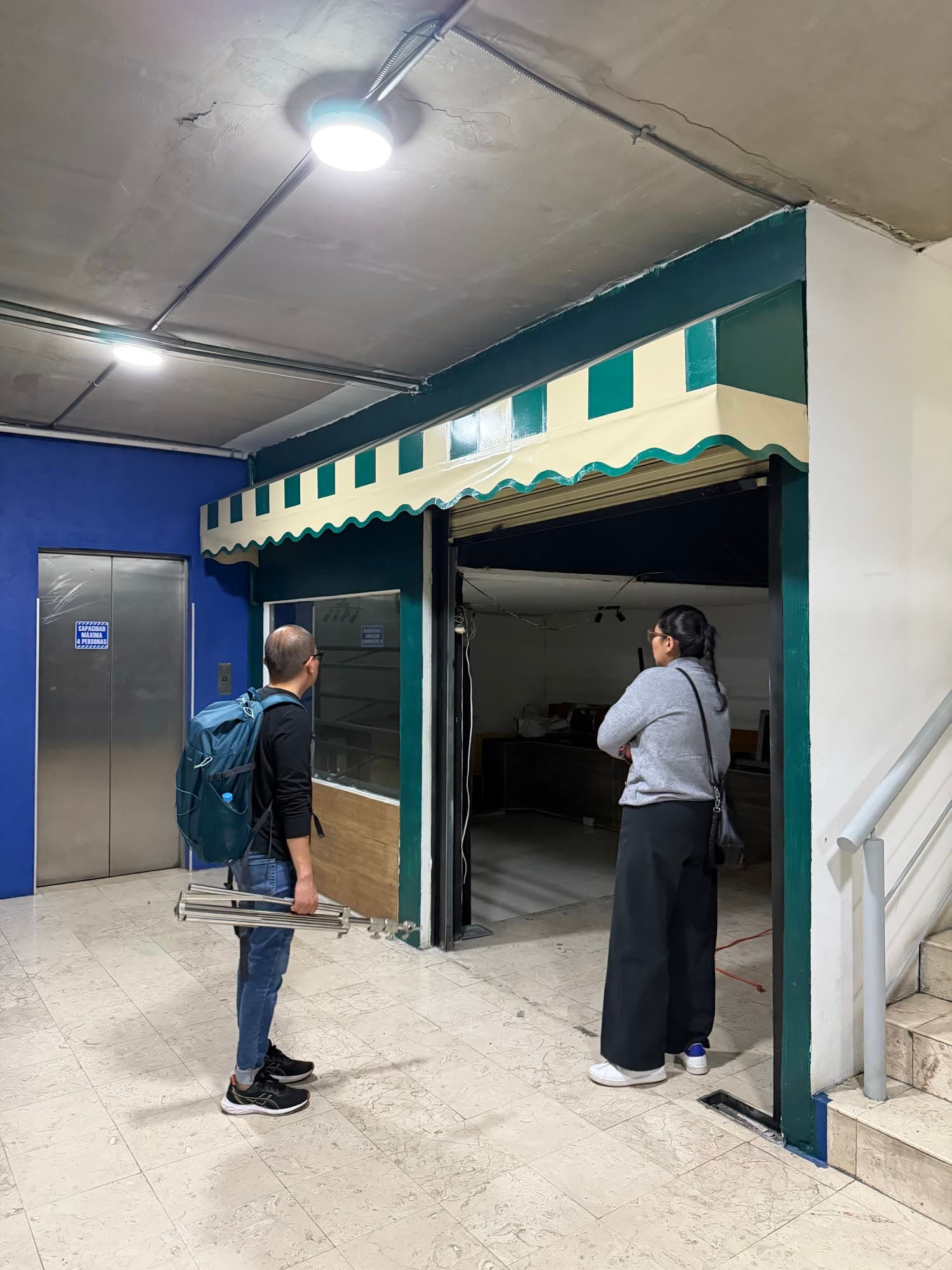 El equipo preparando el local de Las Empanadas en Plaza Torres Lindavista